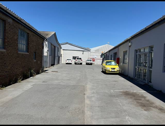 2,092M² WAREHOUSE FOR SALE IN ARCADIA